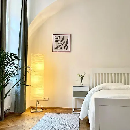 3 Minutes From Historical Town Praga